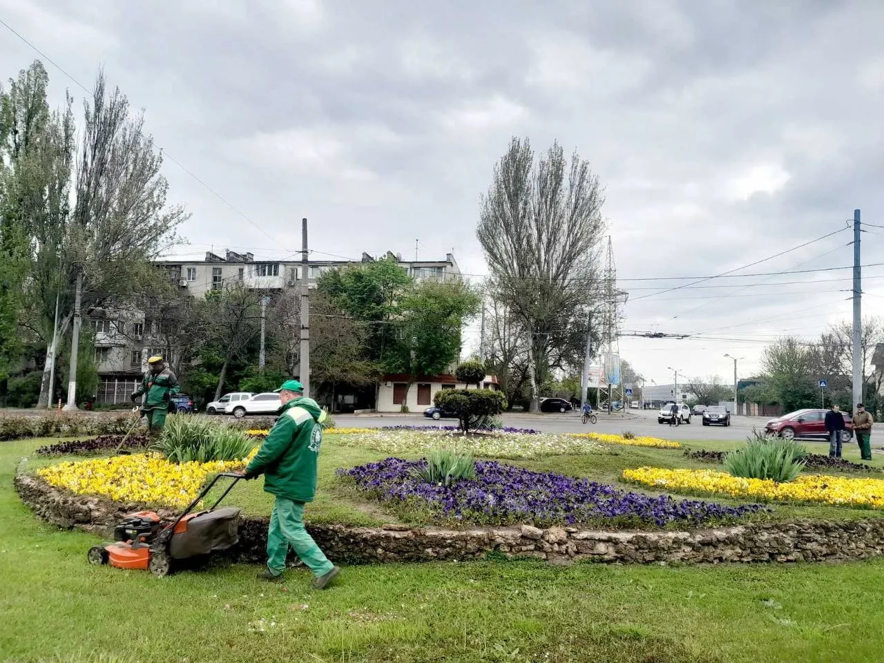 Одеські озеленювачі приборкують травневі бур’яни: покіс триває по всьому місту