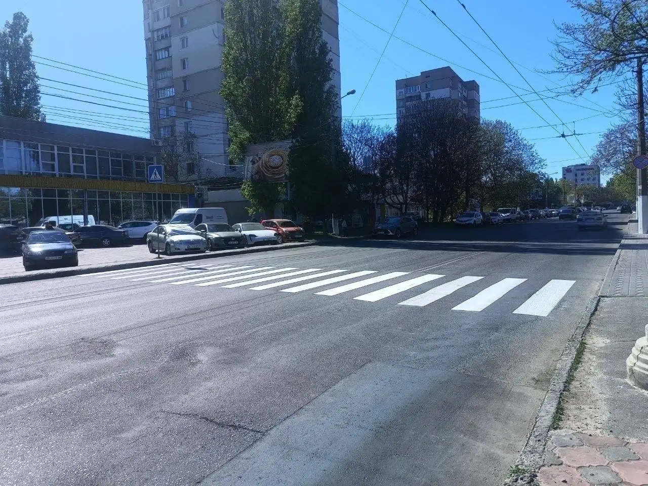 Безпека на дорогах Одеси: фахівці «СМЕП» нанесли нову розмітку на ключових ділянках Для водіїв та пішоходів. Чітке маркування тепер допомагає учасникам дорожнього руху краще орієнтуватися в Одесі, що критично важливо з настанням сутінків. Спеціалісти КУ «СМЕП» зосередили зусилля на модернізації інфраструктури в різних районах міста. Нова дорожня розмітка з’явилася на дванадцяти локаціях, охопивши як великі магістралі, так і житлові квартали. Оновлення зачепило наступні міські адреси: Фонтанська дорога (5-та станція Великого Фонтану та перехрестя з вул. Артура Савельєва); вулиця Європейська на перетині з вулицями Базарною та Караванського; перехрестя вулиць Рішельєвської та Ніни Строкатої; ріг вулиць Ланжеронівської та Італійської; вулиця Академіка Філатова біля будинків номер 14 та 5/2; вулиця Житомирська поблизу будинку 28 і на перехресті з однойменним провулком; перетин вулиць Просьолочної та Літакової; вулиця Кордонна, будинок 77; вулиця Олексія Вадатурського, 14. Комунальники продовжують систематично працювати над поліпшенням трафіку заради безпеки одеситів. Такі заходи суттєво мінімізують ризики на складних ділянках доріг.
