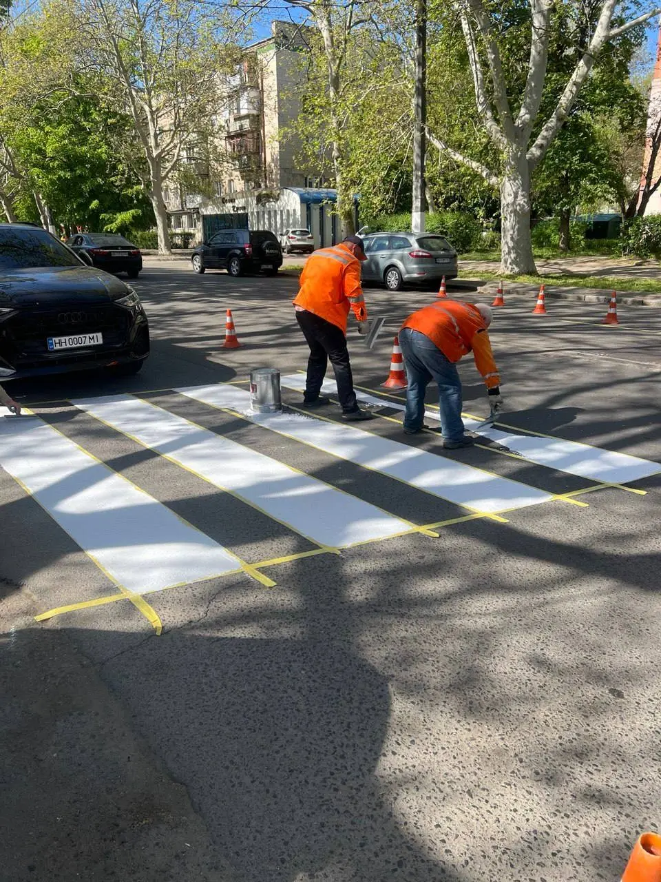 Безпека на дорогах Одеси: фахівці «СМЕП» нанесли нову розмітку на ключових ділянках Для водіїв та пішоходів. Чітке маркування тепер допомагає учасникам дорожнього руху краще орієнтуватися в Одесі, що критично важливо з настанням сутінків. Спеціалісти КУ «СМЕП» зосередили зусилля на модернізації інфраструктури в різних районах міста. Нова дорожня розмітка з’явилася на дванадцяти локаціях, охопивши як великі магістралі, так і житлові квартали. Оновлення зачепило наступні міські адреси: Фонтанська дорога (5-та станція Великого Фонтану та перехрестя з вул. Артура Савельєва); вулиця Європейська на перетині з вулицями Базарною та Караванського; перехрестя вулиць Рішельєвської та Ніни Строкатої; ріг вулиць Ланжеронівської та Італійської; вулиця Академіка Філатова біля будинків номер 14 та 5/2; вулиця Житомирська поблизу будинку 28 і на перехресті з однойменним провулком; перетин вулиць Просьолочної та Літакової; вулиця Кордонна, будинок 77; вулиця Олексія Вадатурського, 14. Комунальники продовжують систематично працювати над поліпшенням трафіку заради безпеки одеситів. Такі заходи суттєво мінімізують ризики на складних ділянках доріг.
