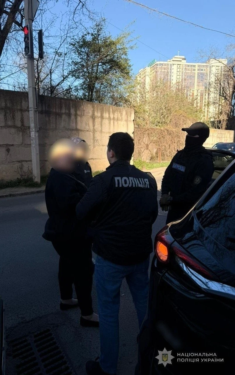 Нічний удар по Приморському району Одеси: десятки рятувальників приборкували масштабні загоряння у житлових будинках
