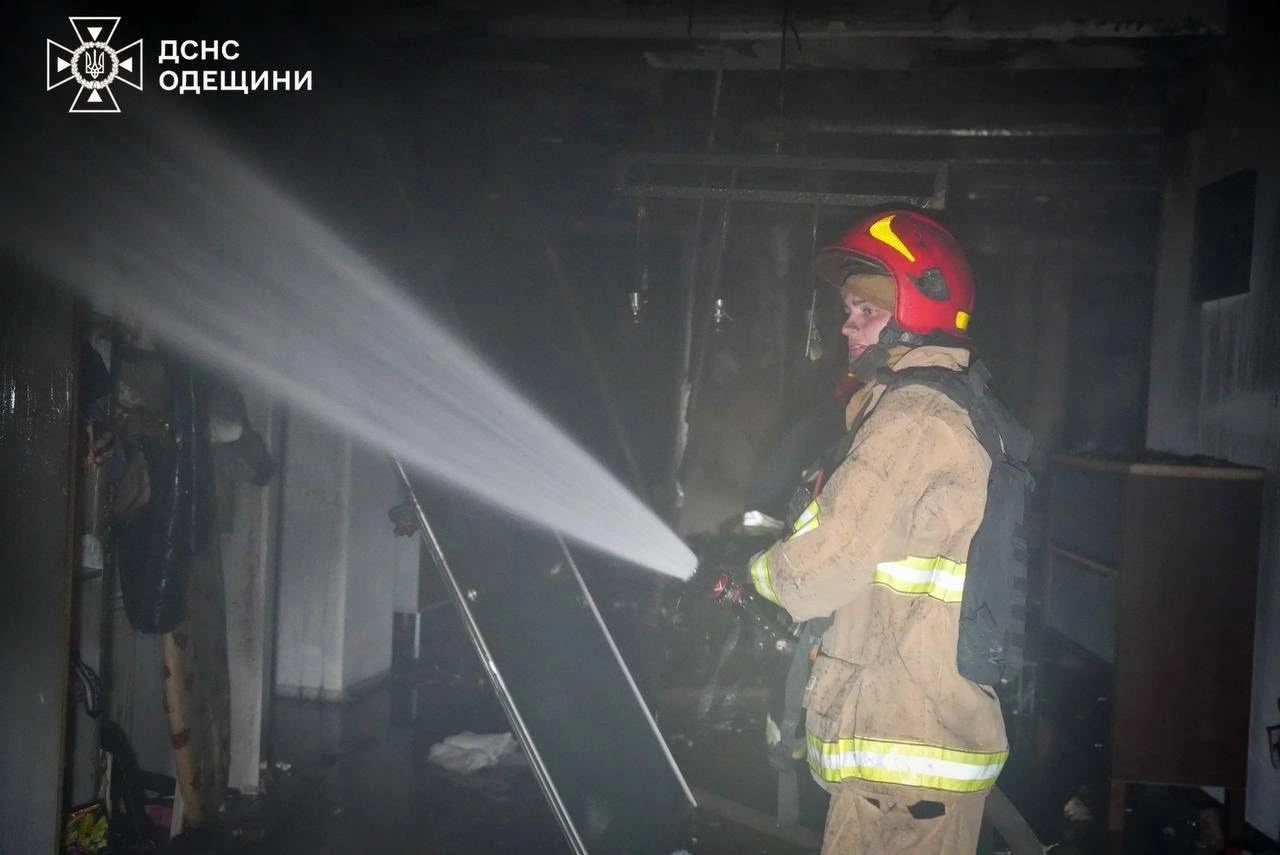 Нічний удар по Приморському району Одеси: десятки рятувальників приборкували масштабні загоряння у житлових будинках