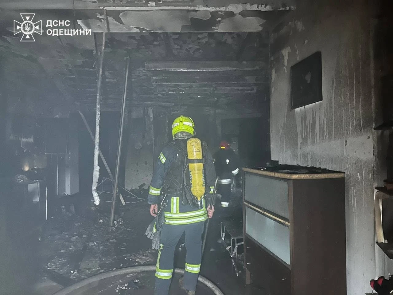Нічний удар по Приморському району Одеси: десятки рятувальників приборкували масштабні загоряння у житлових будинках