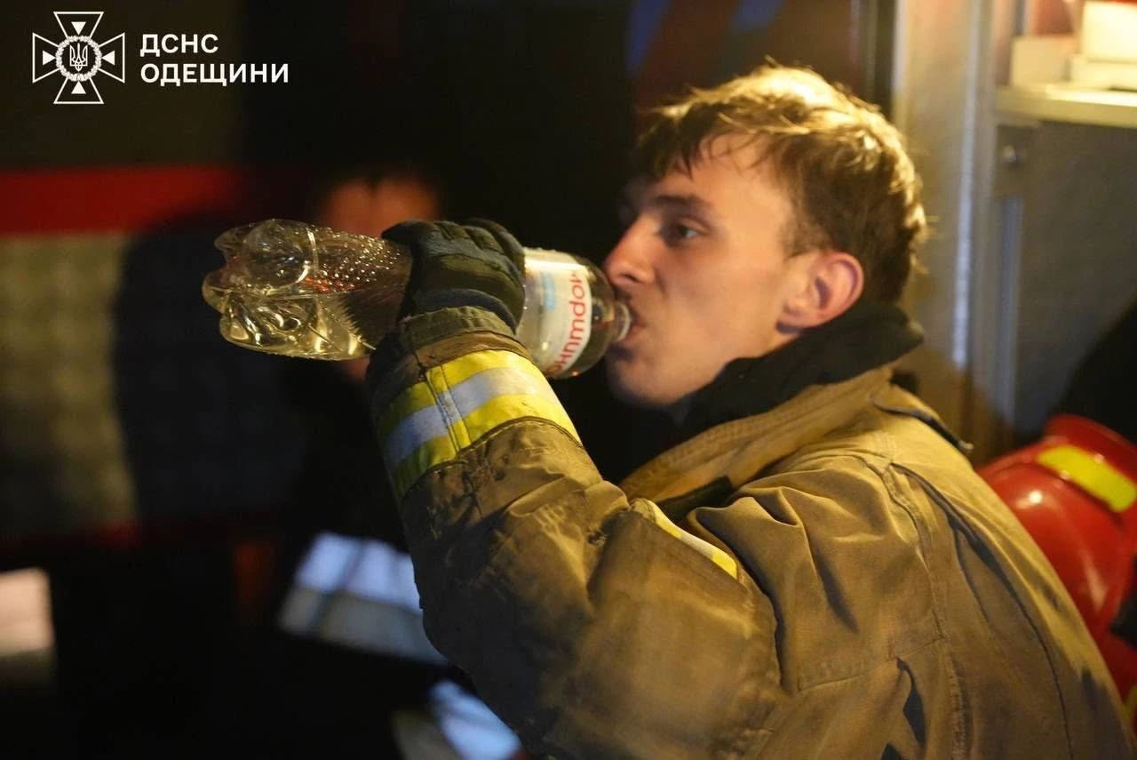 Нічний удар по Приморському району Одеси: десятки рятувальників приборкували масштабні загоряння у житлових будинках