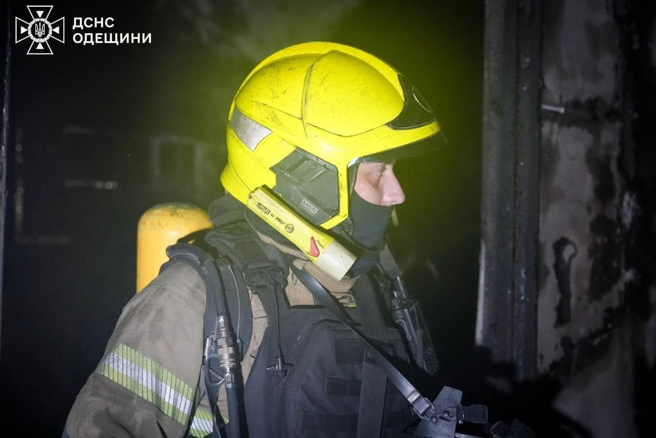 Нічний удар по Приморському району Одеси: десятки рятувальників приборкували масштабні загоряння у житлових будинках