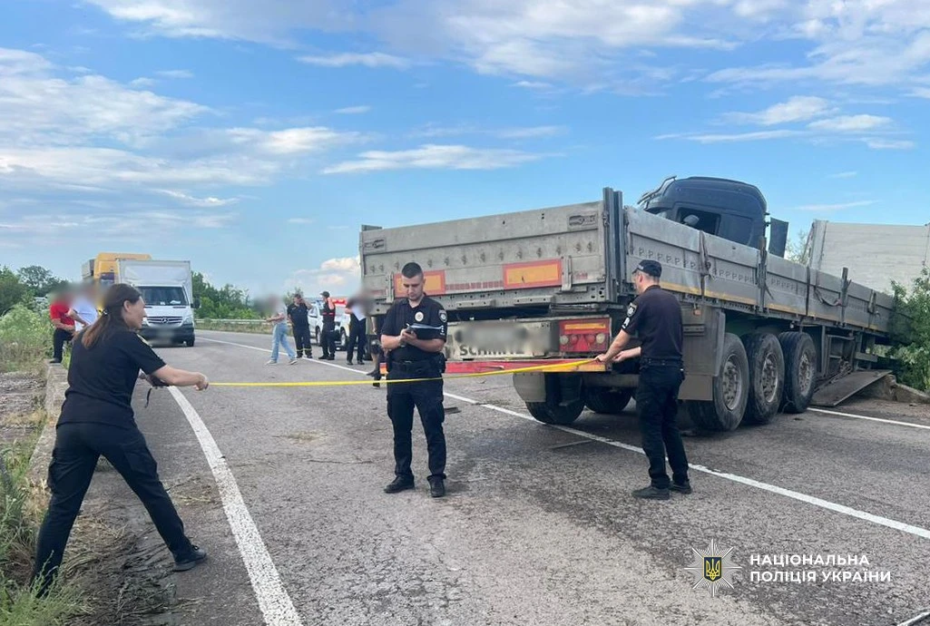 Госпіталізація після ДТП на Одещині: вантажівка виїхала на зустрічну смугу