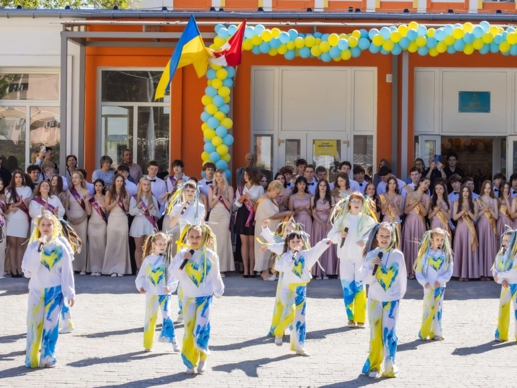 Одеські заклади освіти завершили навчальний рік загальноміським флешмобом
